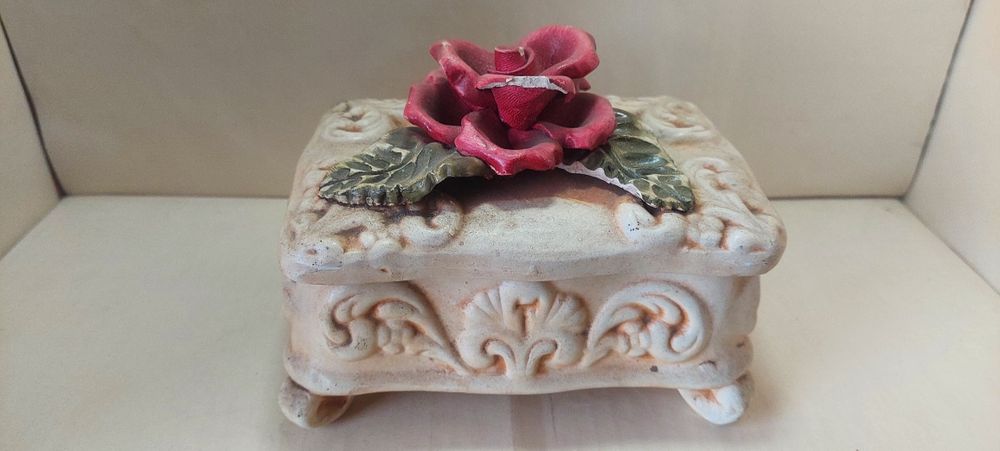 Caixa decorativa com rosa em relevo — 8 €