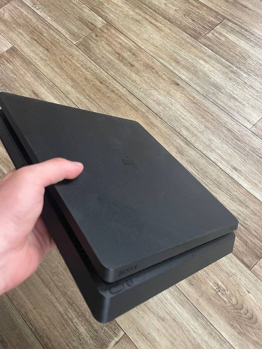 Продам PS4 slim в гарному стані