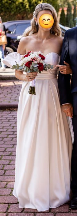 Elegancka suknia ślubna o ponadczasowym kroju