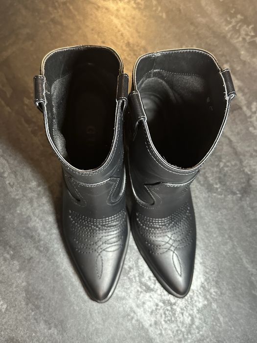 Жіночі ботильони GUESS