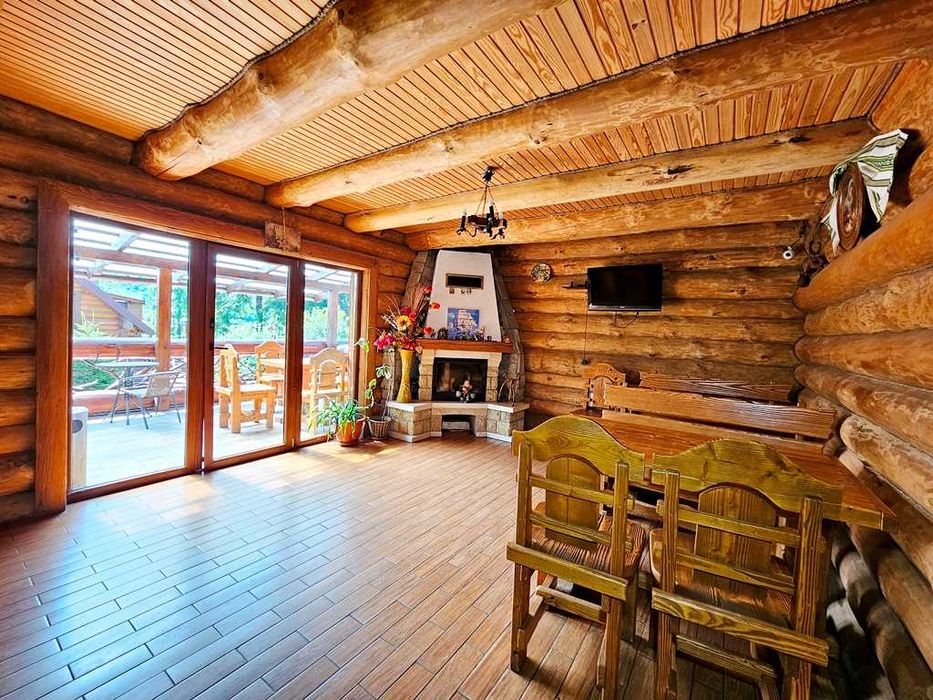 Продається діючий готель на березі річки Опір в курортному с. Славське