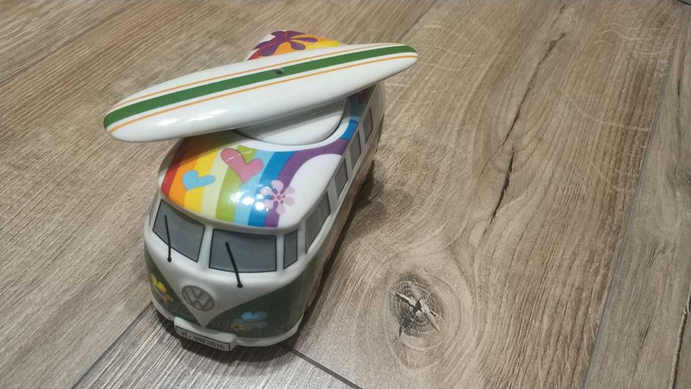 Ceramiczny model busa VW T1 Hippie Van z deską surfingową – Zubehӧr