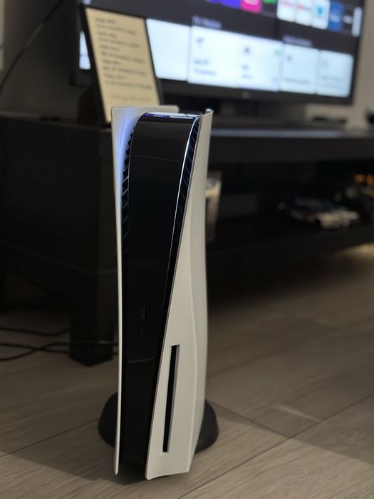 Konsola PlayStation 5 i 2 pady