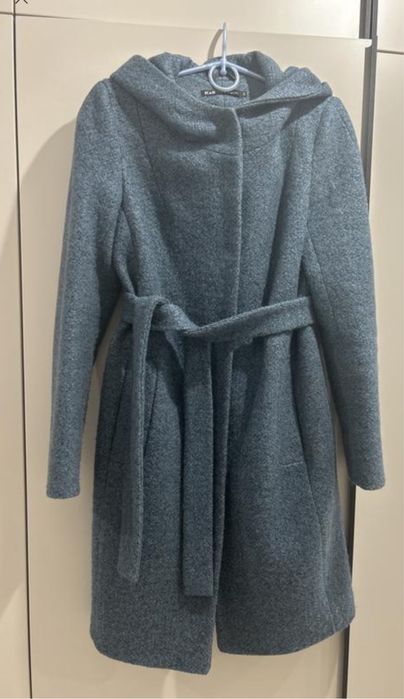 Жіноче демисезонне пальто з капішоном