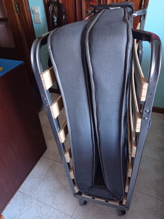 Divã cama com estrado e 2 colchões praticamente novo