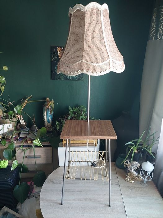 Lampa stojąca że stolikiem i gazetnikiem  PRL
