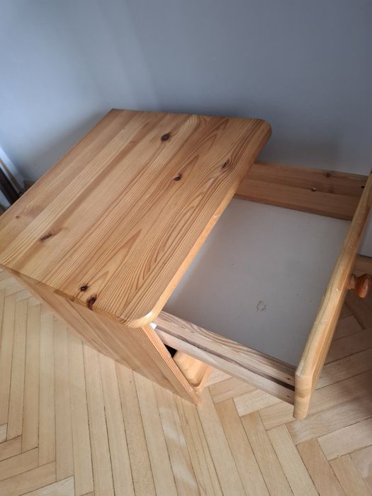 Drewniana szafka nocna