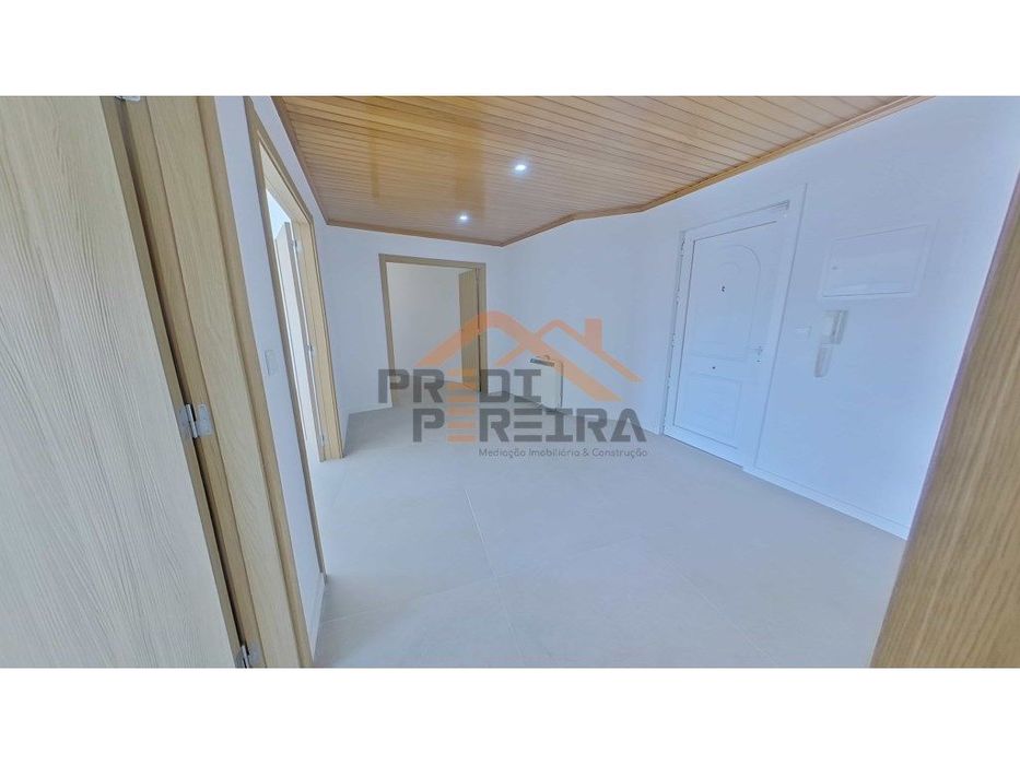 Apartamento T3 duplex remodelado, com box, situado em Casal de Cambra.