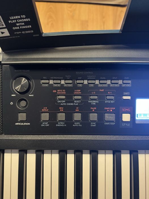 Teclado Yamaha PSR-E383