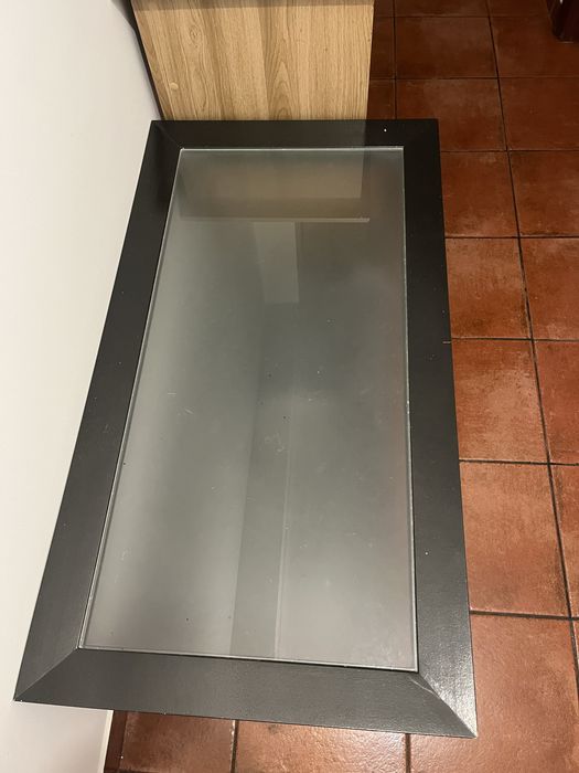 Mesa de centro com tampão de vidro