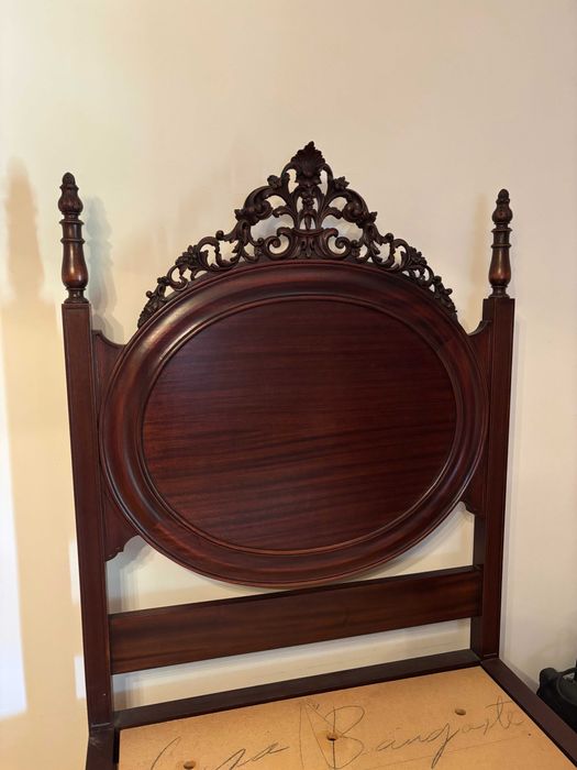 Camas de madeira maciça com mesas de cabeceira