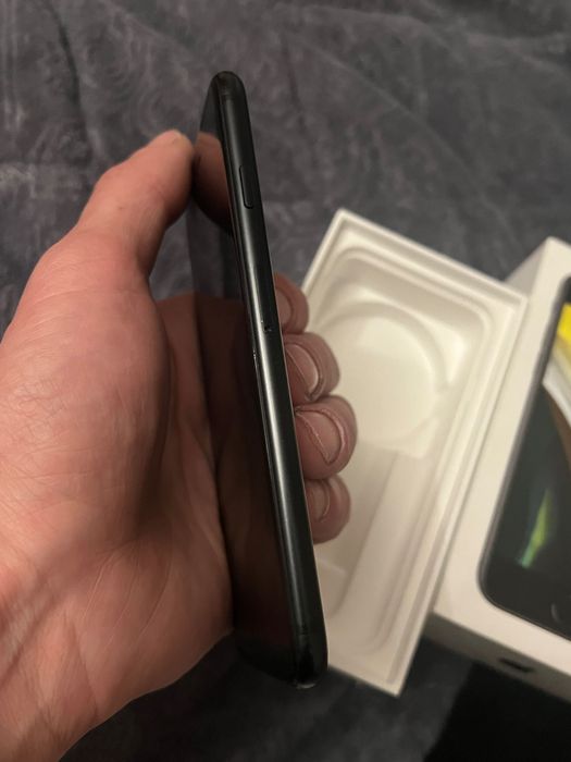Продам IPhone SE 2