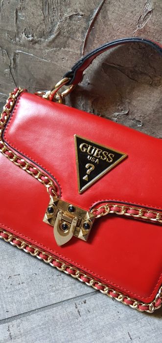 Śliczna czerwona torebka listonoszka szeroki pasek łańcuch guess