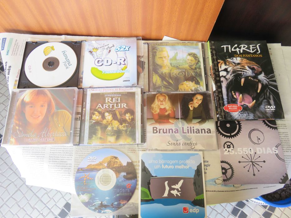 Vendo  DVDs  e  CDs