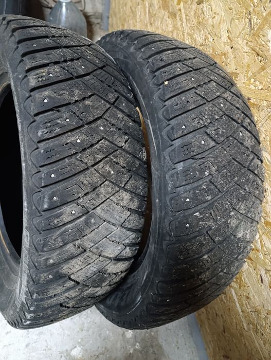 Продам 2 колеса зимних шипованых