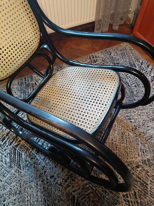 fotel drewniany na biegunach