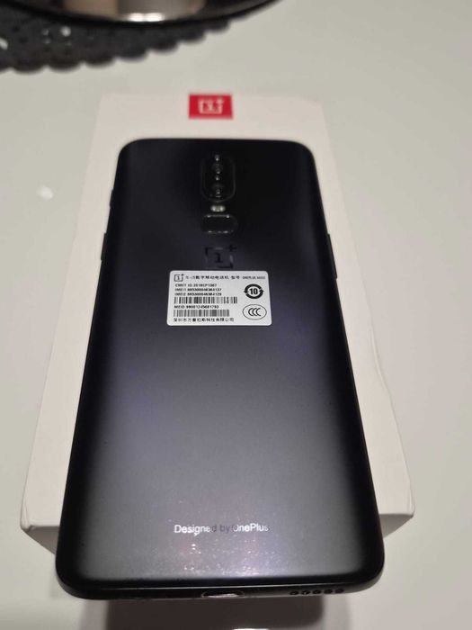 OnePlus 6 8/128 GB – super stan + akcesoria