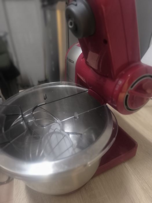 Batedeira elétrica com peças