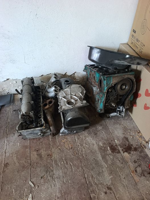 Двигун розібраний