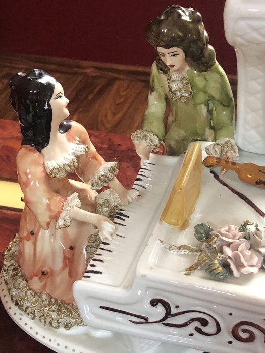 Статуэтка Рояль (0,35 см ; высота 0,38 см )