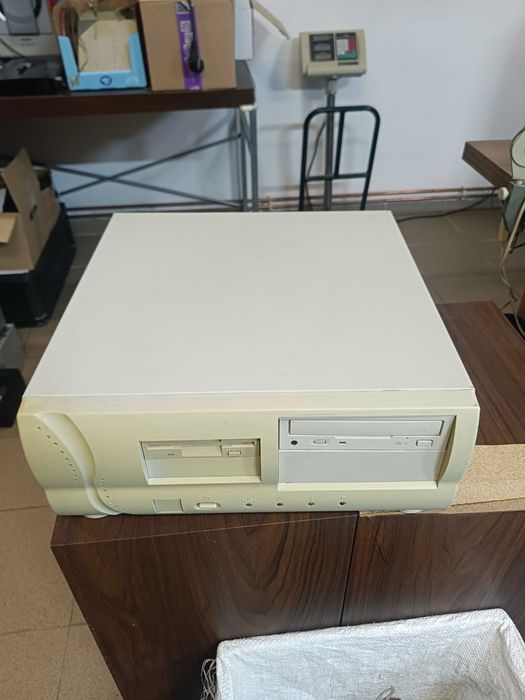 obudowa komputera retro wraz z zasilaczem Cd-rom i Fdd