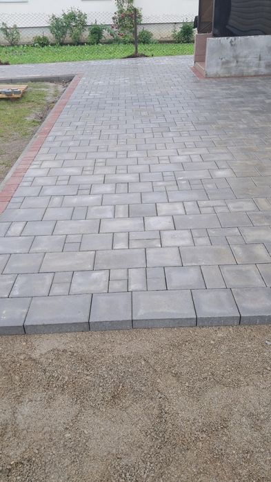 Укладання тротуарної плитки, бруківка.