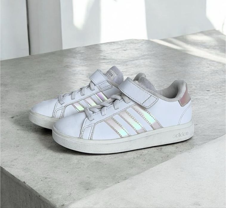 Оригінальні кросівки Adidas на дівчинку