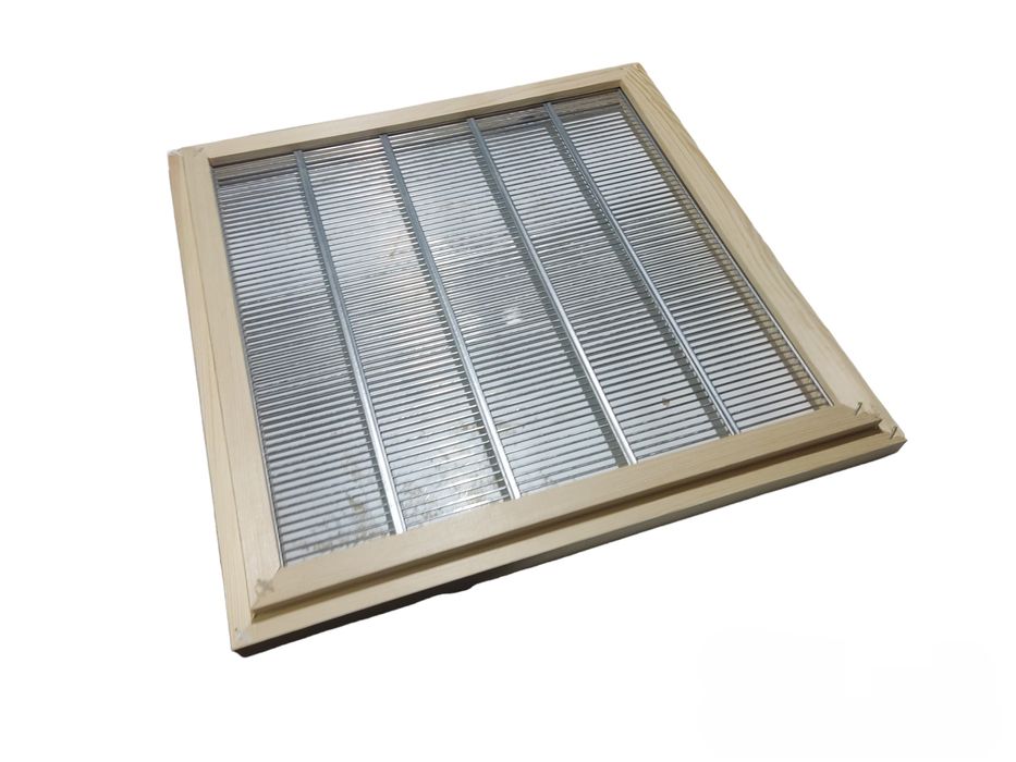 Metalowa krata odgrodowa w oprawie drewnianej na wrędze do ula