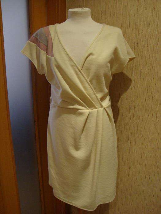 Vestido branco com efeito tipo trespasse no peito