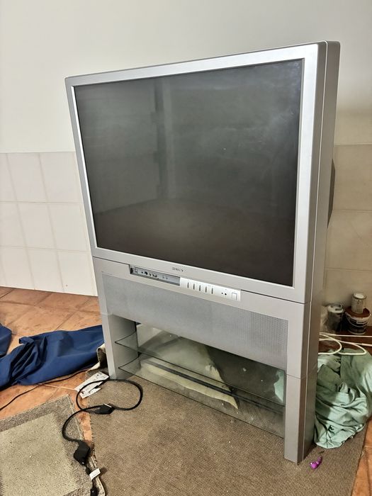 Televisao de grande tamanho a funcionar
