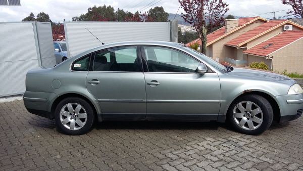 Embaladeira direita VOLKSWAGEN Passat (3B3)