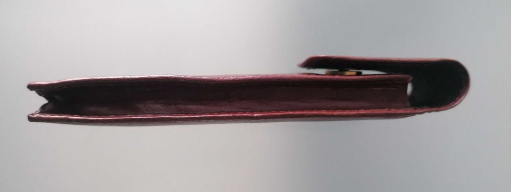 Porta canetas em pele genuína e duas esferográficas