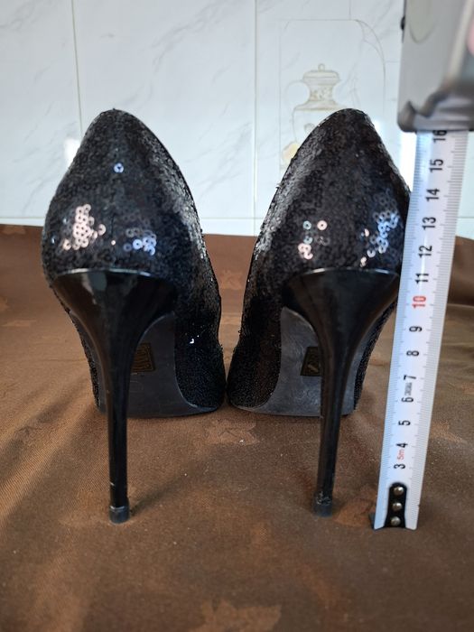 Sapatos pretos de salto alto com lantejoulas – elegantes/festa