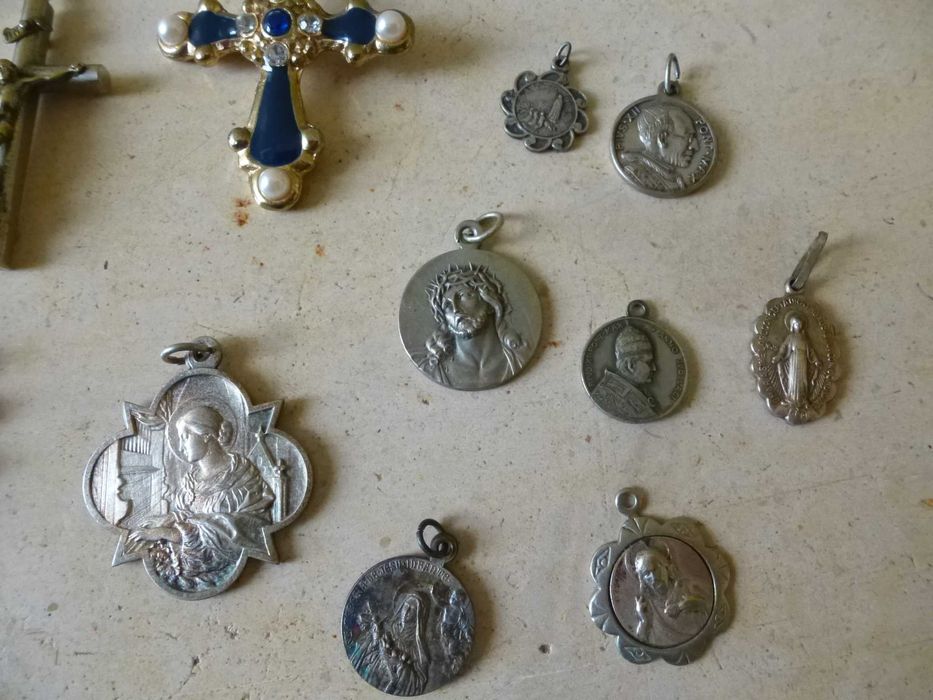 lote de medalhas e crucifixo