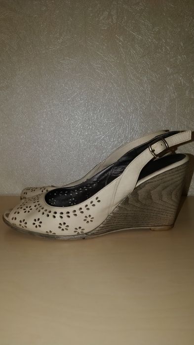 Босоножки на танкетке, 39-й размер