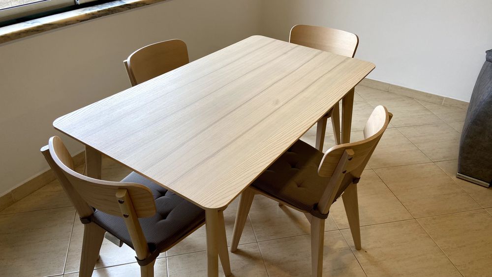 Mesa e 4 cadeiras IKEA Lisabon – 2,0 × 0,7 m – Como Nova