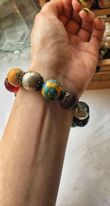 Браслет з різними бусінами