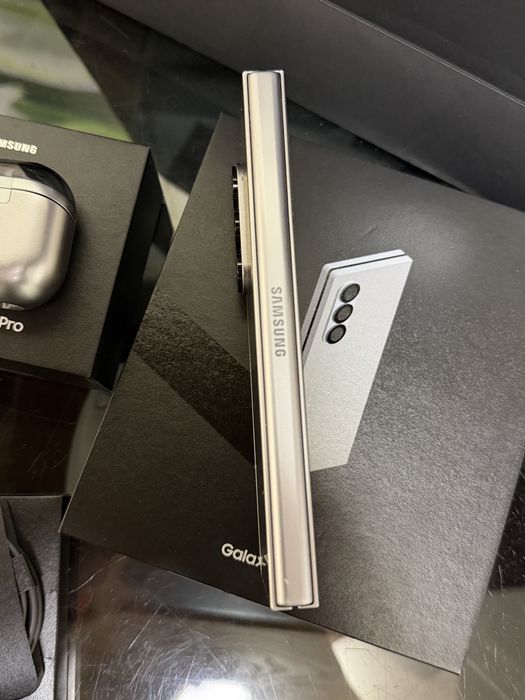 Samsung Galaxy Z Fold 6 + Samsung Galaxy Buds 3 Pro