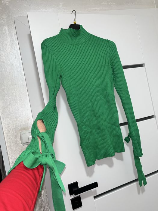 Sweter golf hm zielony prążek dzianina kokardki wiązane rękawy