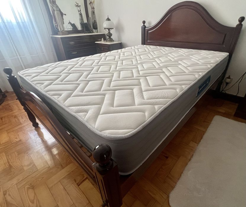 Cama completa em madeira mogno
