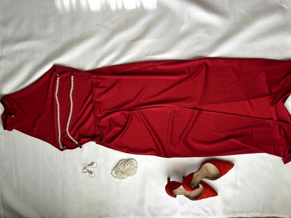 Червона сукня з відкритою спиною і перлами