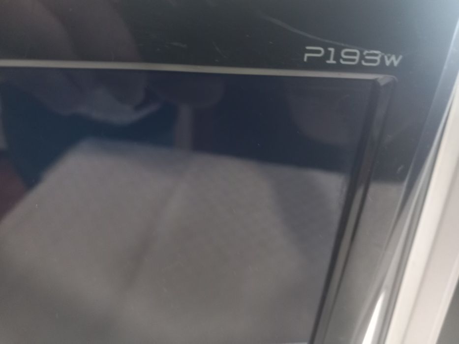 Dois monitores a funcionar o preto têm uns riscos no ecrã mas não impede nada na visualização do mesmo um Acer e outro Samsung
