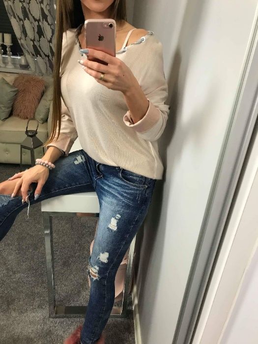 Sweterek pudrowy ze sznurowaniem