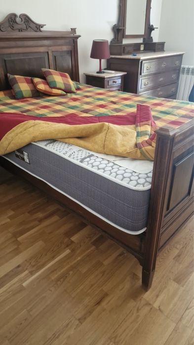 Quarto clássico, cama, cómoda e mesas de cabeceira