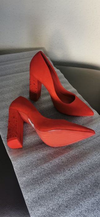 Czółenka czerwone na słupku