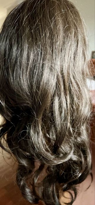 Cabeleira postiça castanha comprida