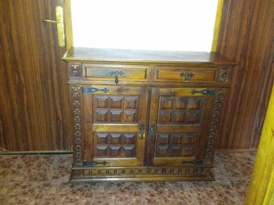 Móvel com estilo clássico em mogno maciço.