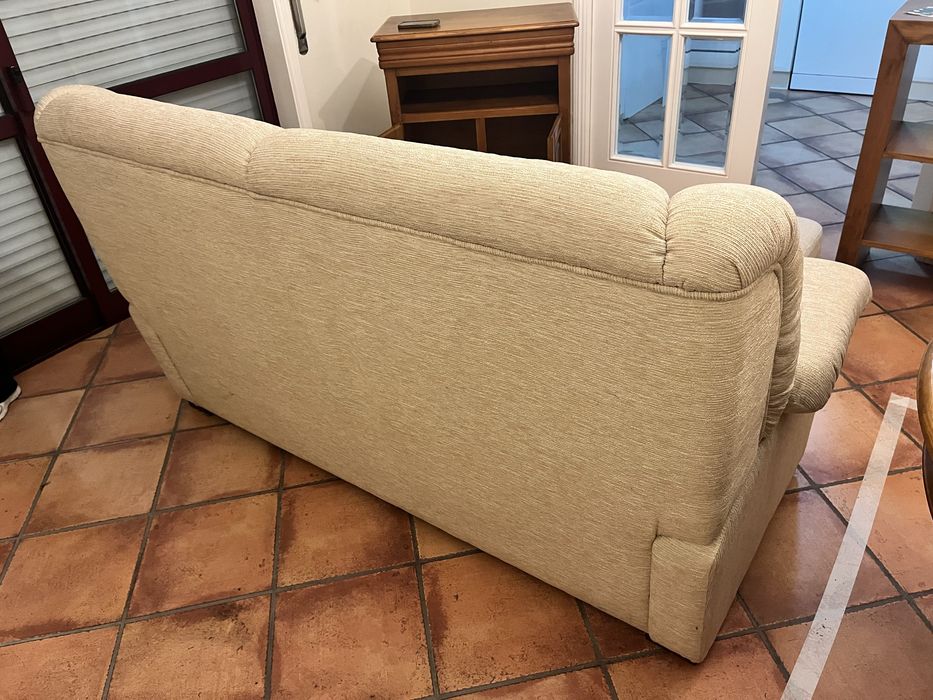 Sofá 3 Lugares na cor bege