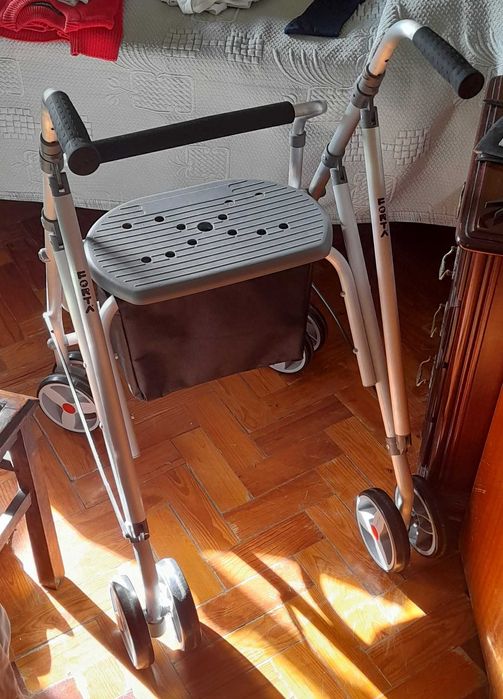 Andarilho com rodas em alumínio - marca Forta