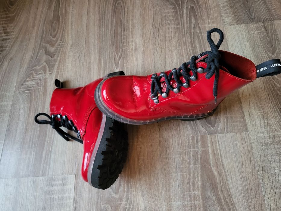 Czerwone lakierowane traperki